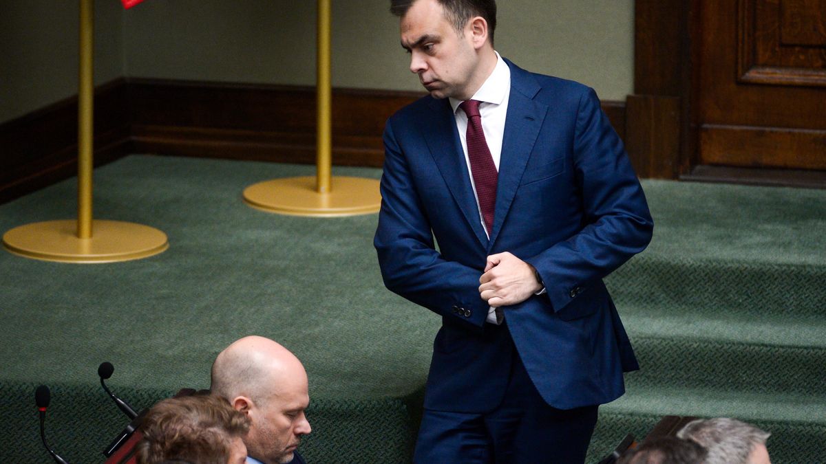 Warszawa, 24.04.2024. Minister finansów Andrzej Domański w ławach rządowych na sali obrad Sejmu w Warszawie, 24 bm. Sejm rozpoczyna trzydniowe posiedzenie. Posłowie zaczną obrady od przeprowadzenia II czytania rządowego projektu nowelizacji ustaw związanych z funkcjonowaniem administracji rządowej. (mr) PAP/Marcin Obara