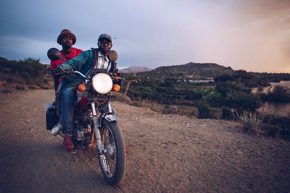 Bruno Roseti odwiedził i sfotografował fascynujące życie plemienia Luo 11