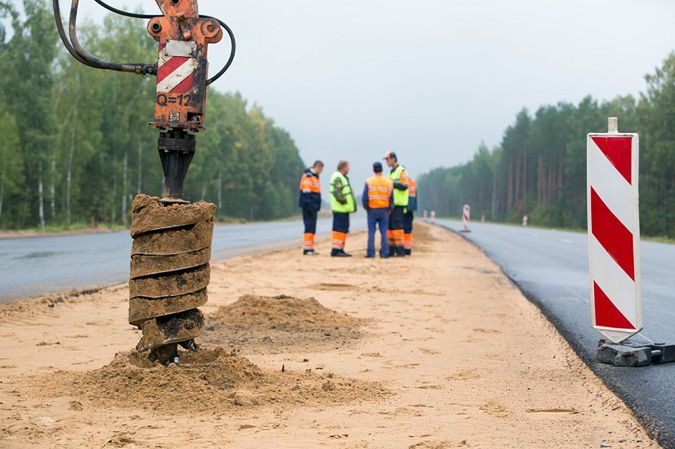 Zdjęcie robotników pochodzi ze strony shutterstock.com