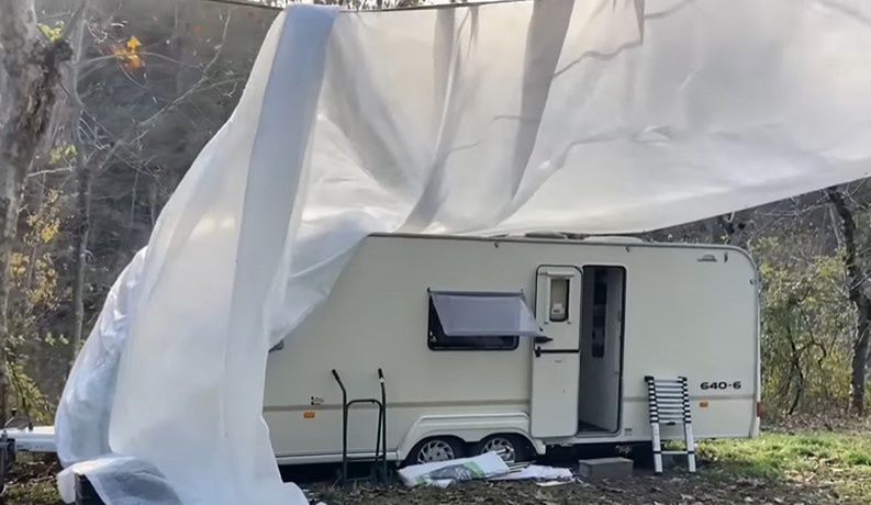 Mieszkają w przyczepie. Kochają ten styl życia. 