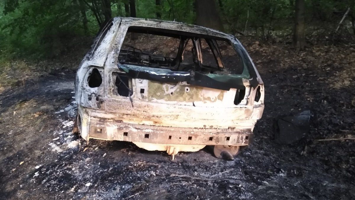 Volvo zostało nie tylko doszczętnie spalone, ale wycięta została też tabliczka znamionowa