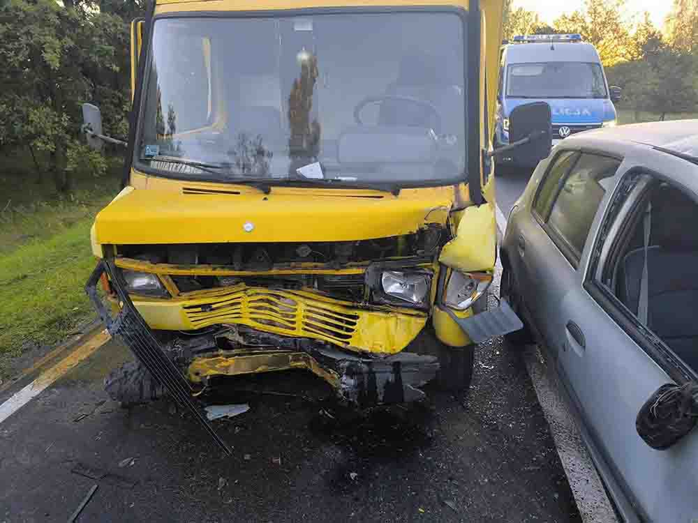 Nowa Sól: Czołowe zderzenie samochodu i busa na drodze wojewódzkiej