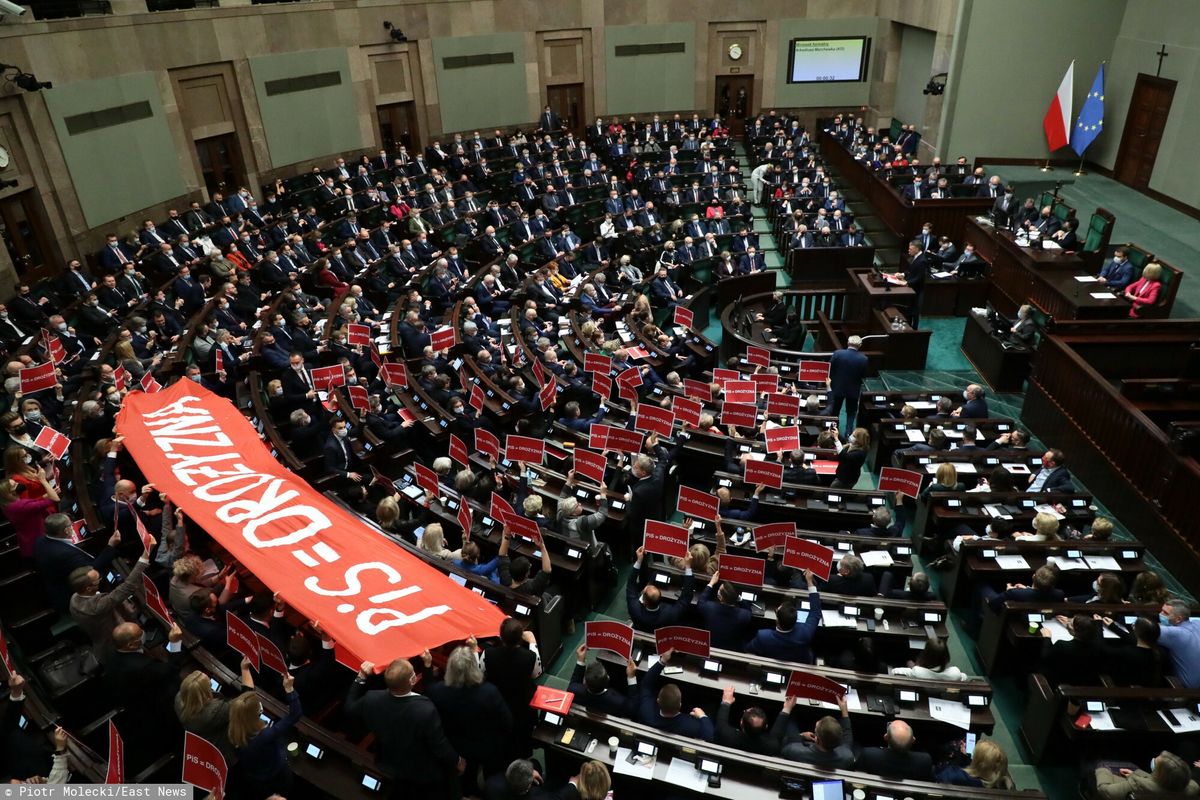 Manifestacja polityków partii opozycyjnych podczas trzeciego czytania projektu ustawy budżetowej na 2022 rok. Sejm, 17 grudnia 2021 r. 