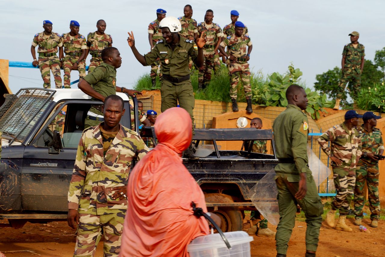 "Wejdziemy z wojskiem do Nigru". Zaskakujące reakcja ludzi w Niamey