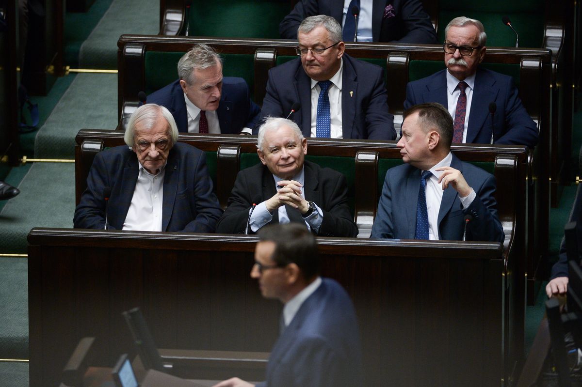 Posłowie Prawa i Sprawiedliwości w trakcie posiedzenia Sejmu