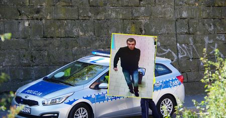 Wypchał plecak butelkami. Policja szuka mężczyzny