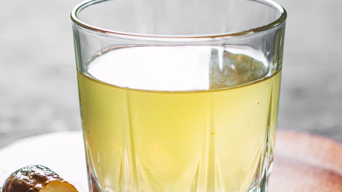 Woda po kiszonych ogórkach jest bardzo zdrowa.