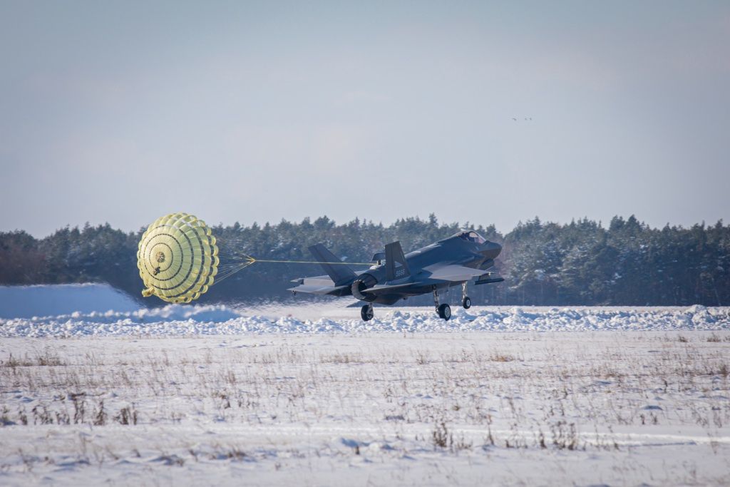 F-35A norweskich sił powietrznych hamuje z pomocą spadochronu.