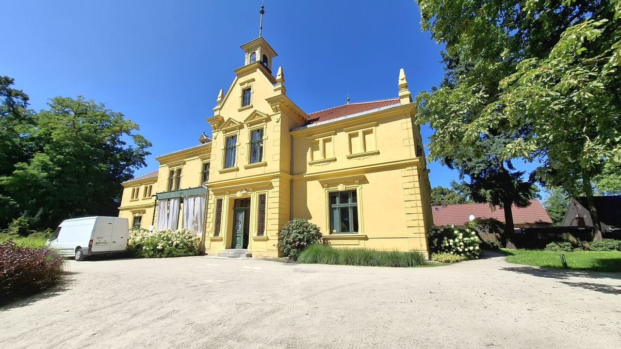 Pałac w Starym Kisielinie robi wrażenie, to doskonała sceneria do letnich pikników oraz wydarzeń kulturalnych.