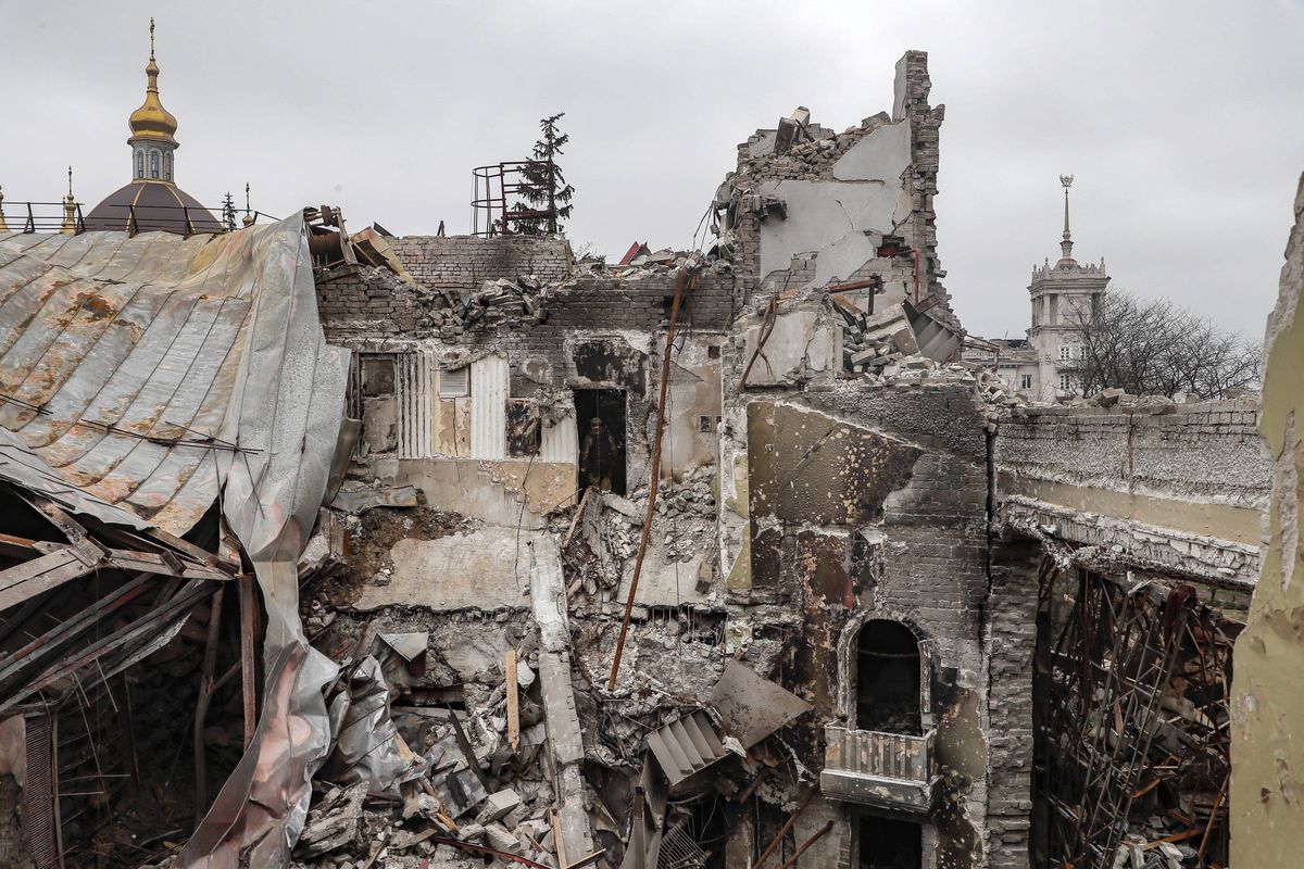 Mariupol. Ruiny Teatru Dramatycznego zbombardowanego przez Rosjan 