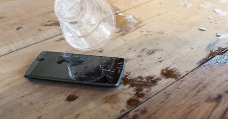 Twój smartfon zalany? Nigdy go nie susz w taki sposób