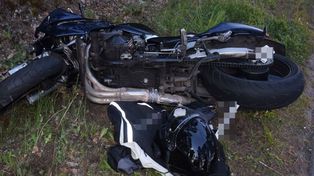 Rowerzysta poważnie ranny po zderzeniu z suzuki. Próbował zawrócić i nie zauważył motocykla