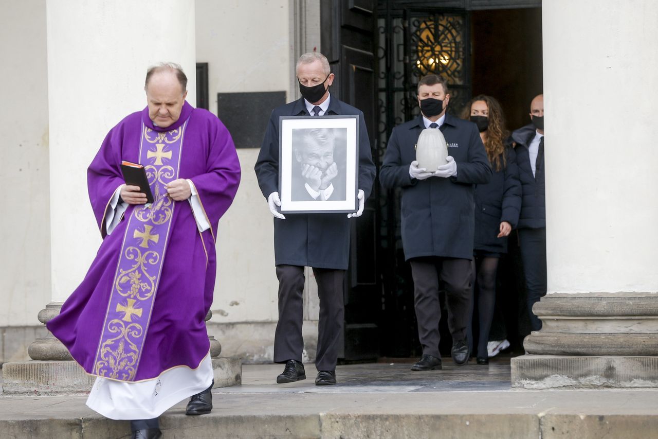 Po uroczystości w kościele św. Aleksandra na placu Trzech Krzyży urna przewieziona została na cmentarz w Komorowie 