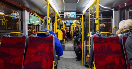 Warszawa: niemowlę wypadło z wózka. Kierowca autobusu ostro zahamował