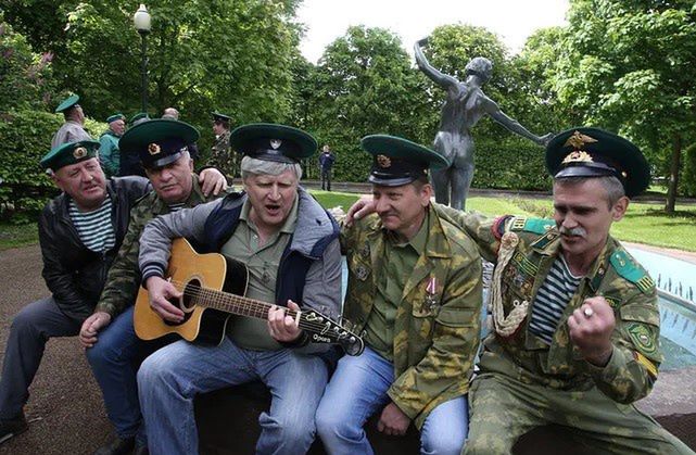 Życie patrioty nie jest złe: byli pracownicy KGB i FSB w parku Gorkiego w Moskwie