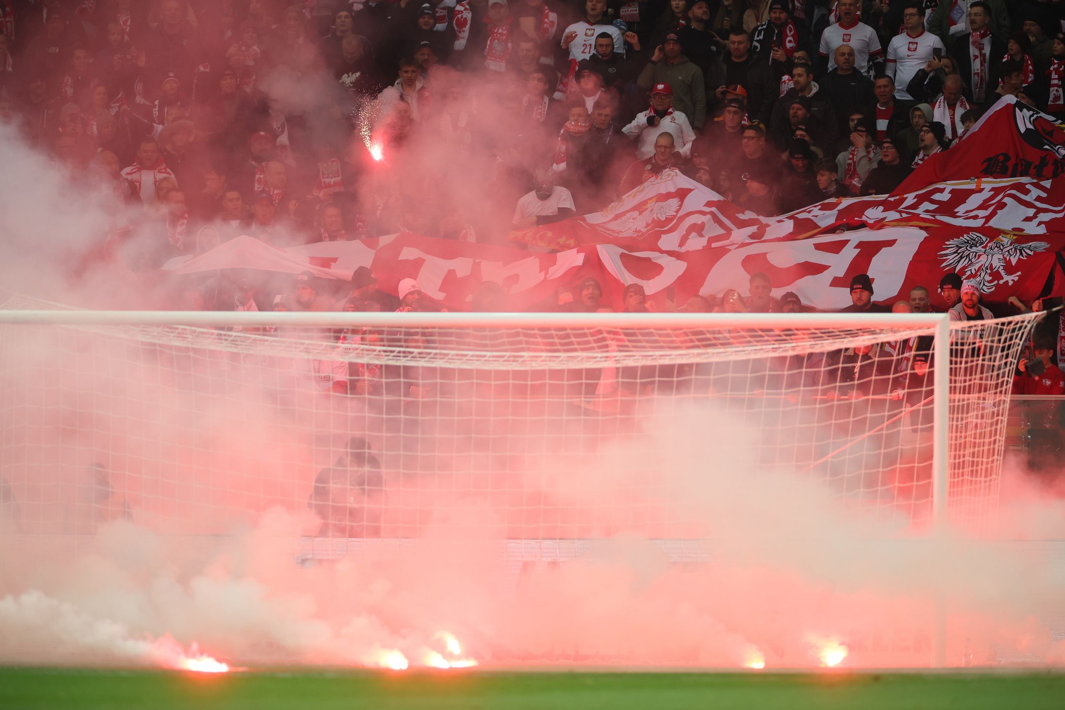 Race rzucone na boisko przez polskich kibiców podczas