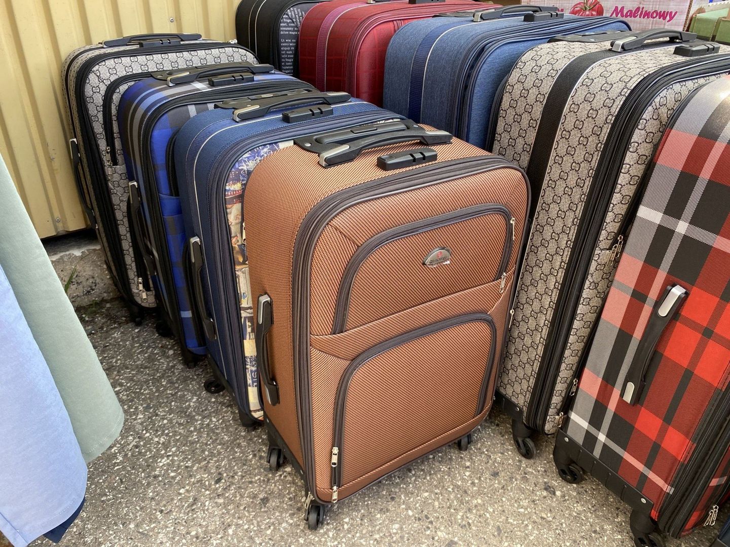 Walizki i torby podróżne na kieleckich bazarach