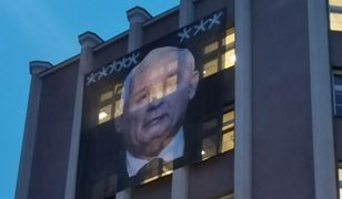 Jarosław Kaczyński na budynku poznańskiego ZUS. Nad jego wizerunkiem osiem gwiazdek