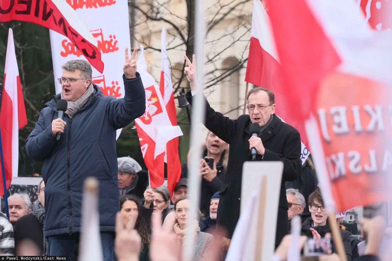 Tłum przed Trybunałem Konstytucyjnym. Na miejscu Wąsik i Kamiński