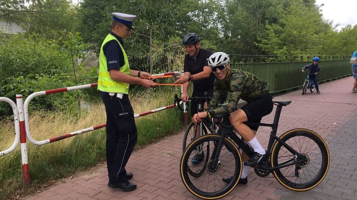 Kontrole rowerów i odblaski dla rowerzystów na ścieżce rowerowej wzdłuż Bystrzycy