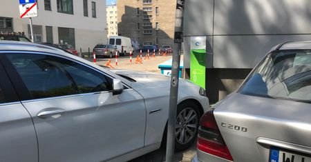 Stawianie ładowarek dla elektryków to połowa sukcesu. Jeszcze trzeba móc z nich skorzystać