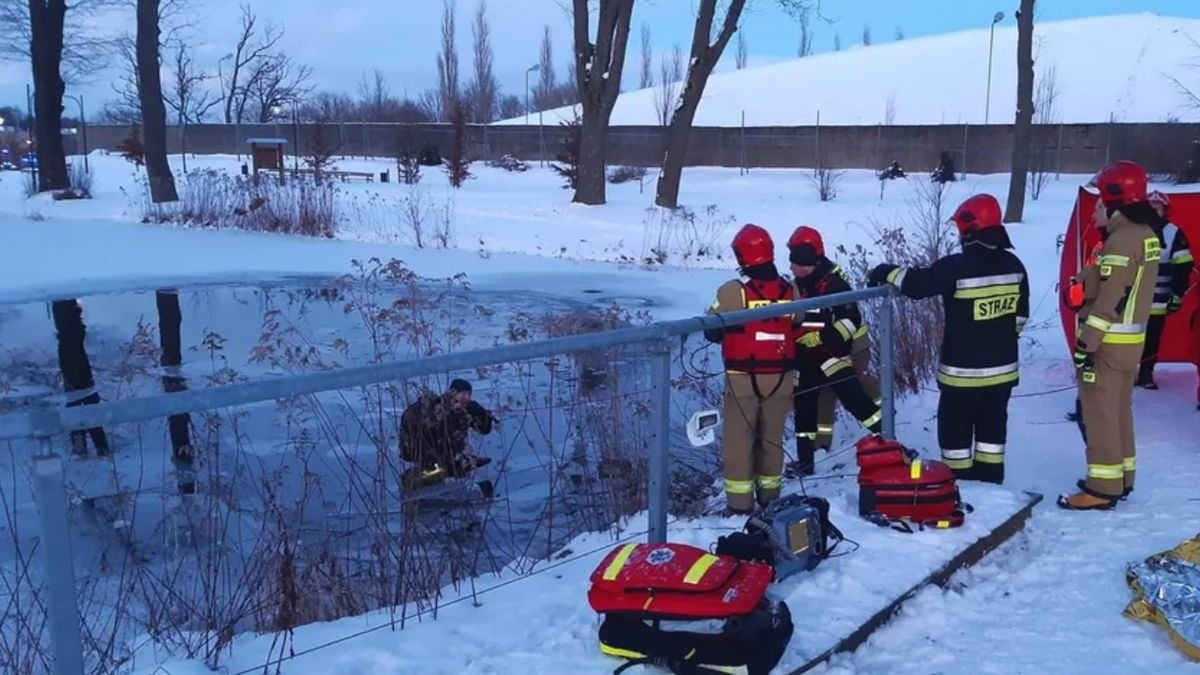 Mężczyznę ratowali strażacy