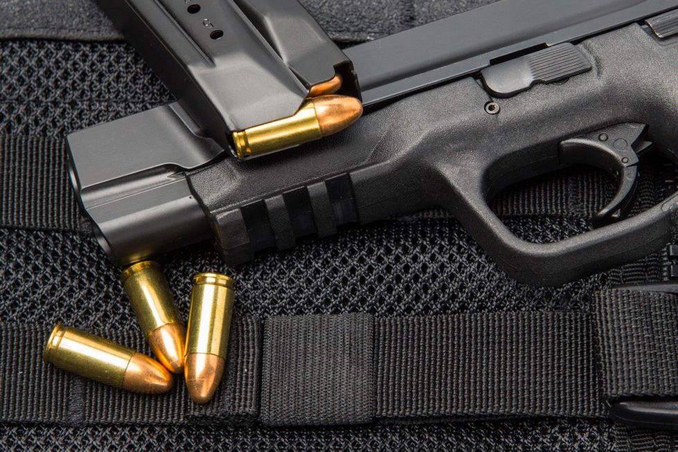 Zdjęcie pistoletu z nabojami pochodzi z serwisu Shutterstock