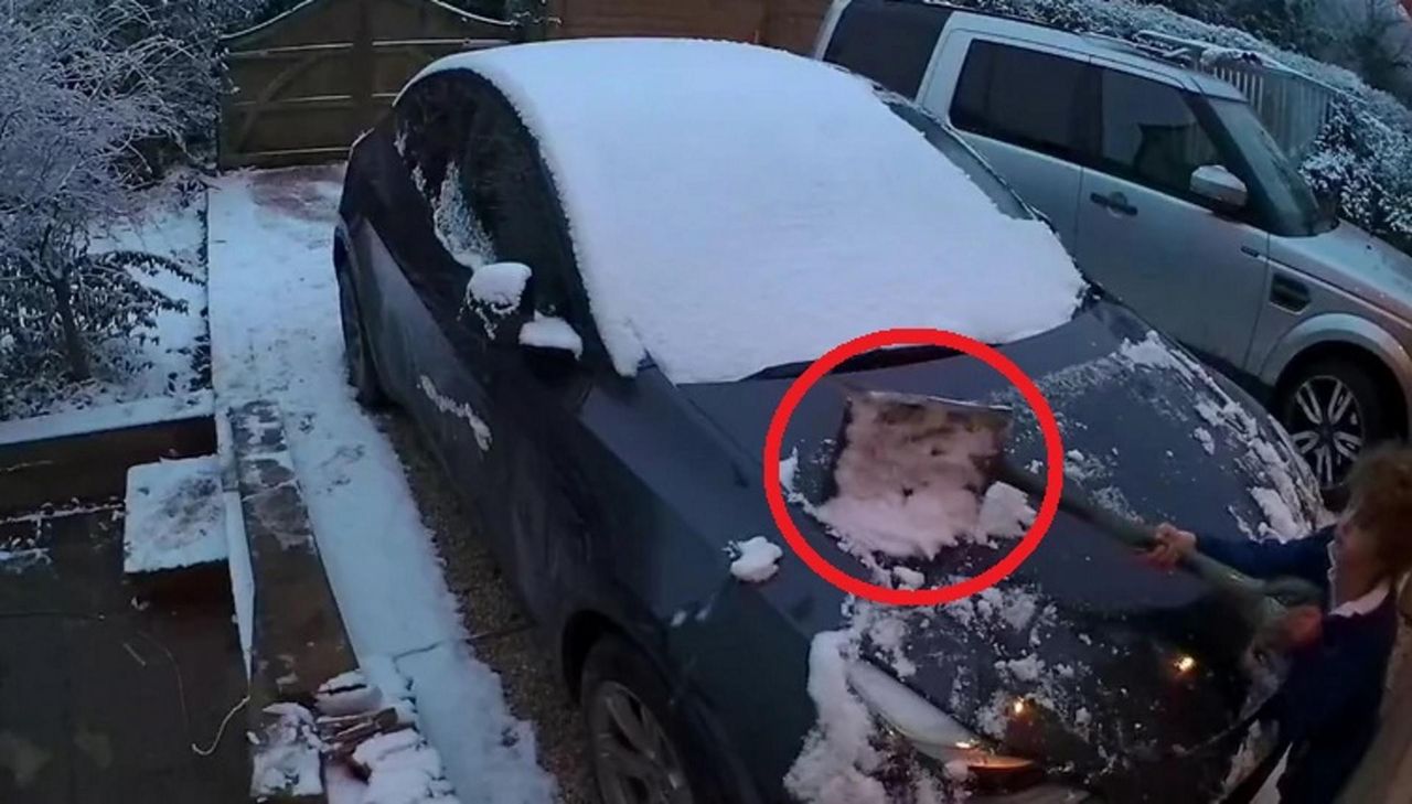 Był pewien, że rysy na aucie to sprawka wandali. Po przejrzeniu monitoringu bardzo się zdziwił