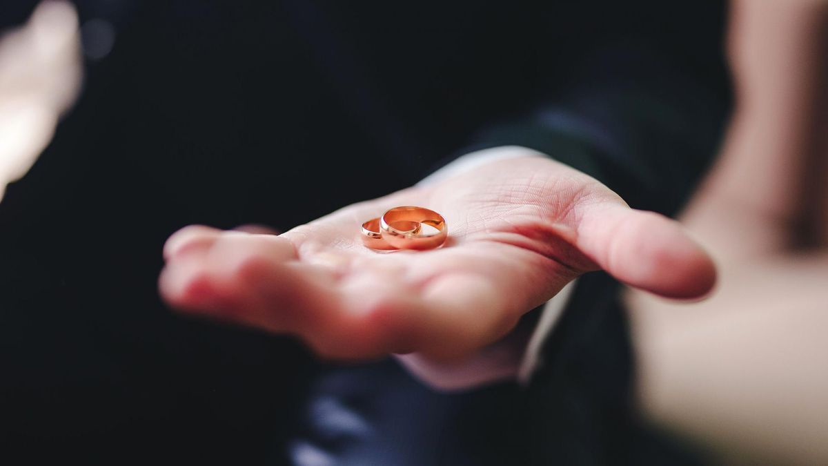 Zabrudzona skóra przy złotej biżuterii nie jest symptomem chorób