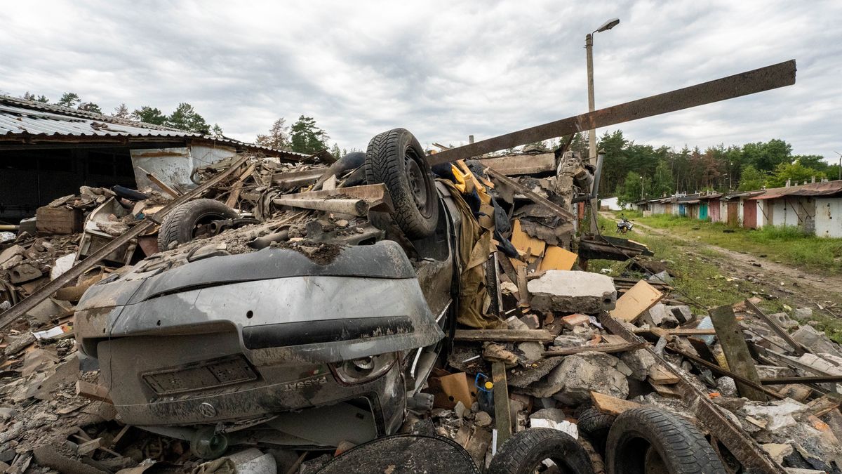 Budynki w jednym z ukraińskich miast zniszczone przez rosyjski atak rakietowy. Gospodarka Ukrainy przez inwazję Rosji notuje m.in. rekordowo wysoką inflację i bezrobocie