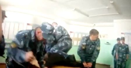 Filmik z jego torturami obiegł cały świat. Nie żyje "ukrzyżowany więzień"