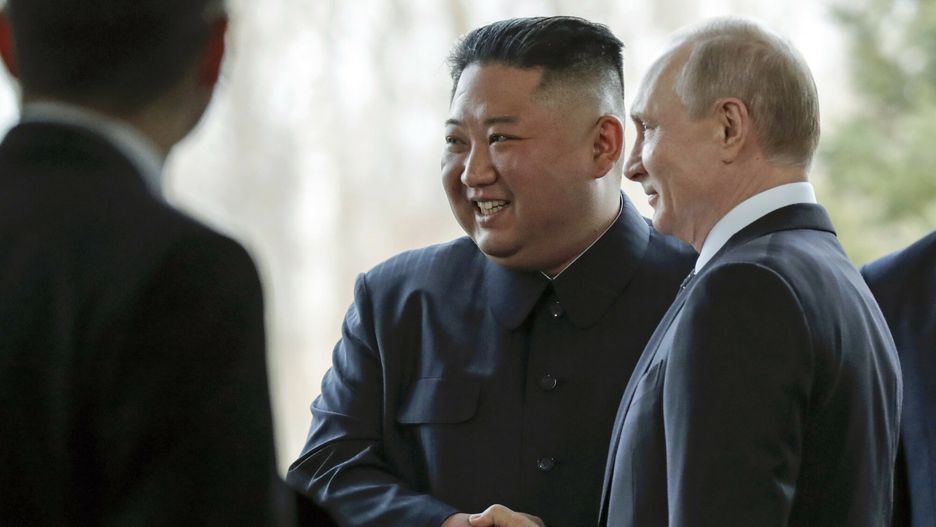 Kim Dzong Un spotka? si? z W?adimirem Putinem
Russian President Vladimir Putin, right, and North Korea's leader Kim Jong Un shake hands during their meeting in Vladivostok, Russia, Thursday, April 25, 2019. Putin and Kim are set to have one-on-one meeting at the Far Eastern State University on the Russky Island across a bridge from Vladivostok. The meeting will be followed by broader talks involving officials from both sides. (AP Photo/Alexander Zemlianichenko, Pool)
AP POOL