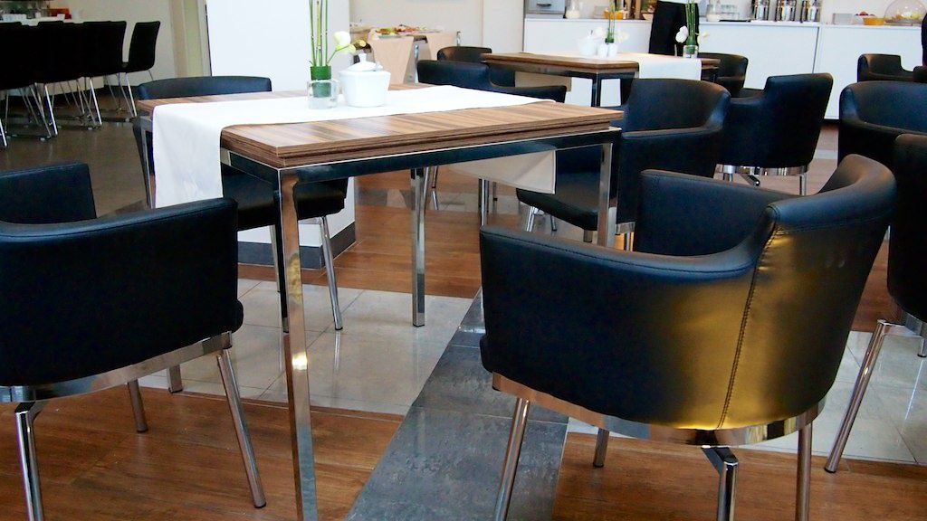 Kilkaset restauracji wyłamało się z zakazu obsługi klientów na miejscu. Działalność wznowiły też niektóre hotele i obiekty sportowe