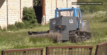 Takiego traktora jeszcze nie było. Ukraińcy dodali do niego części czołgu