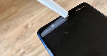 Wystarczy zwykła słomka, by telefon był jak nowy. Prosty i skuteczny trik