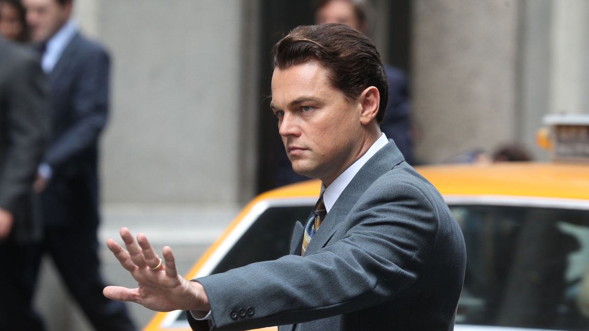 Leonardo DiCaprio na planie filmu "Wilk z Wall Street". To jeden z najbardziej znanych filmów o finansach i biznesie