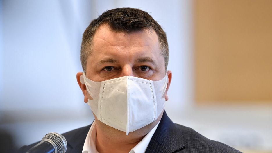Warszawa.  Szef szpitala tymczasowego na PGE Narodowym dr Artur Zaczyński
