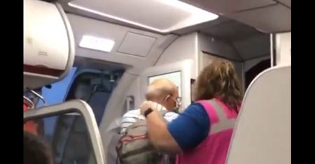Pasażer zwrócił uwagę na brak maseczki. Wyrzucono go z samolotu