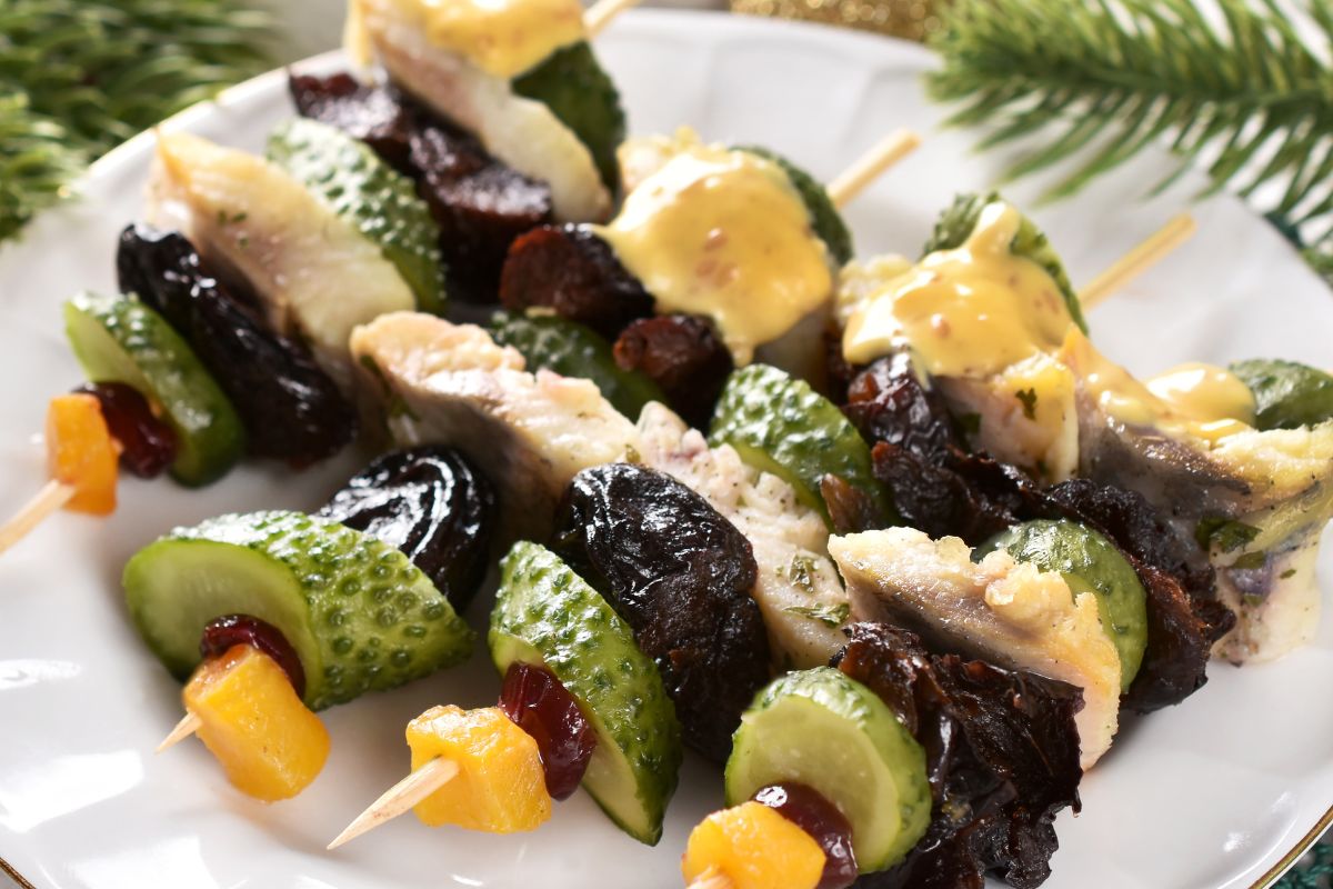 Nieodpakowane śledzie się nie zmarnują. Zrób najlepsze koreczki na sylwestra