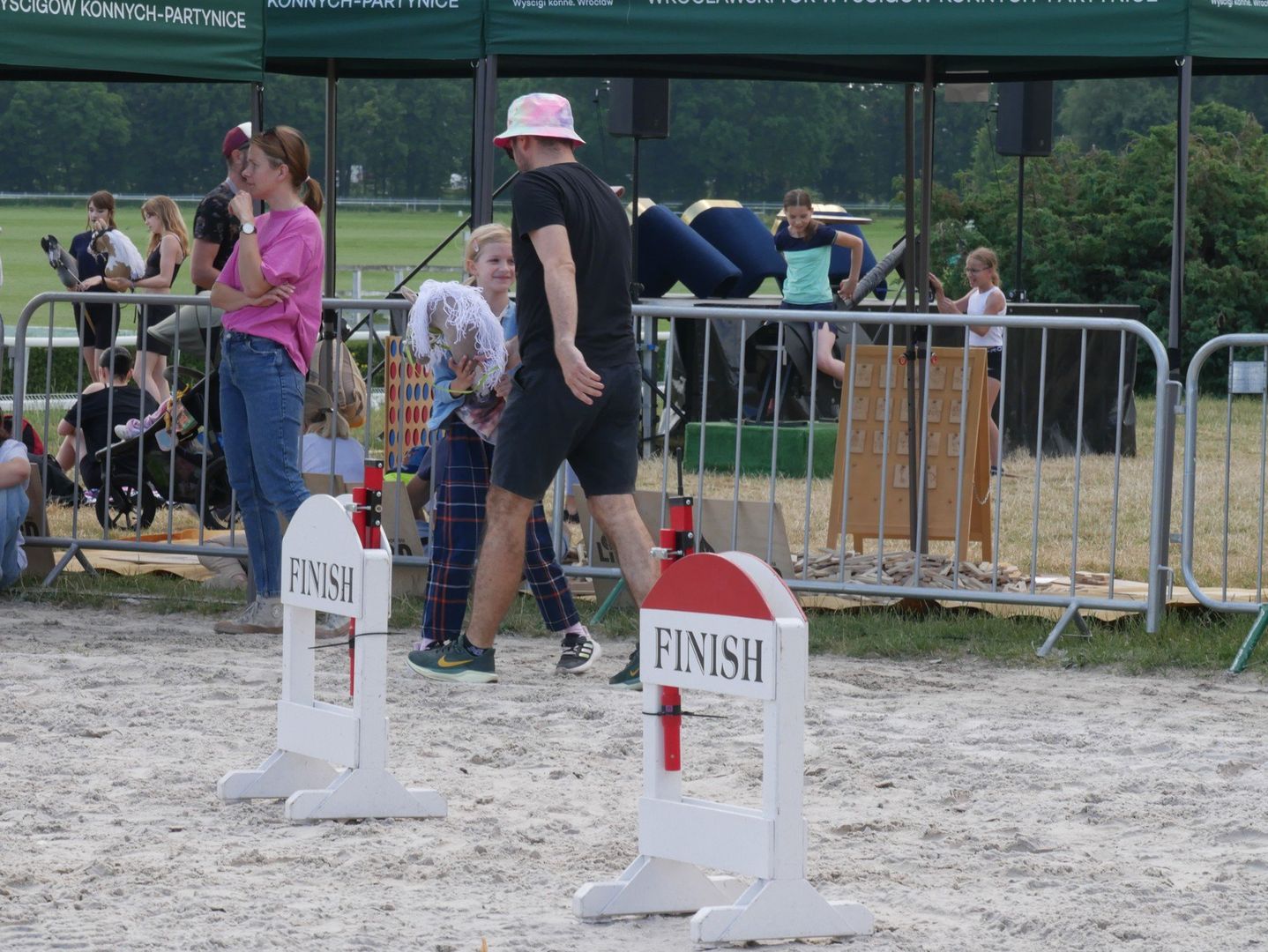 Tłumy na Family Day na Partynicach! Emocje na torze, pokaz horse agility i strefy zabawy dla dzieci