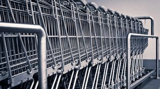 Łódź: Kobieta uczyła się jeździć. Parking hipermarketu zdemolowany