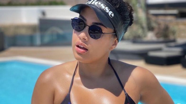 Patricia Kazadi w bardzo skąpym bikini wypoczywa na Santorini