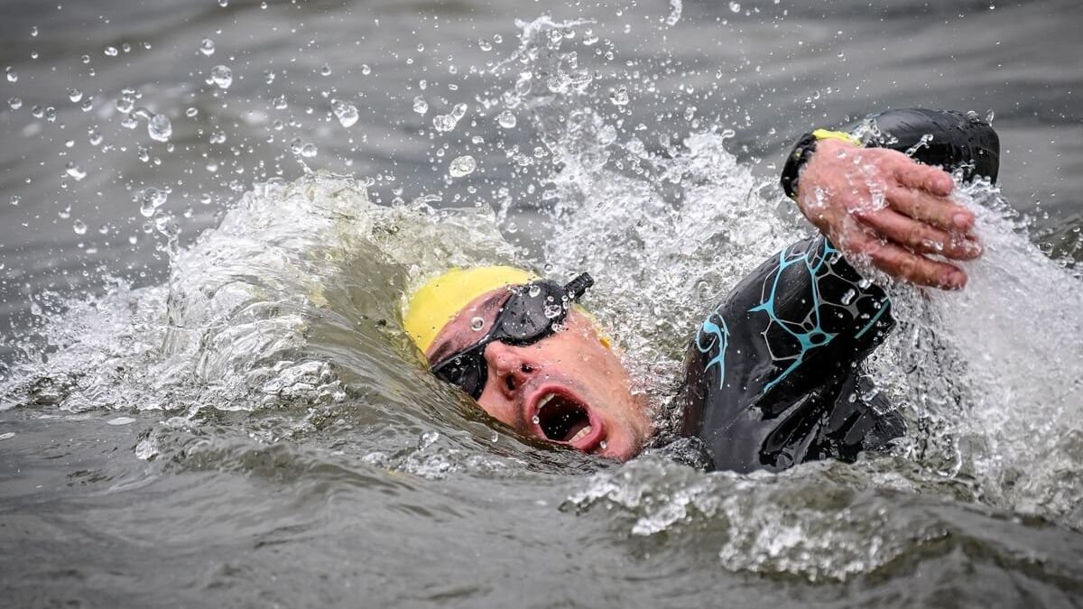 Triathlonista LOTTO Triathlon Energy płynący w wodach Zalewu Zemborzyckiego