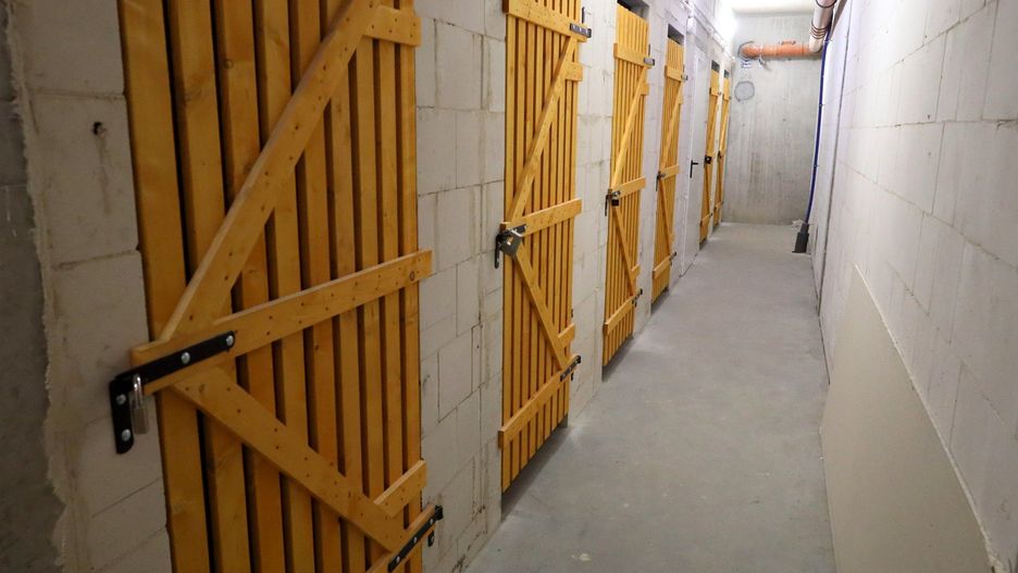 Piwnice w budynkach wielorodzinnych w większości przypadków, tym bardziej w czasie pokoju, mogą być wystarczającym schronieniem przed np. niebezpiecznymi warunkami pogodowymi.