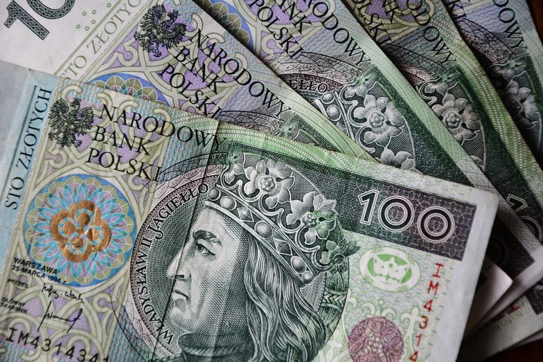 KAS przejęła kontrolę nad 3 mln zł w walucie polskiej i obcych walutach.