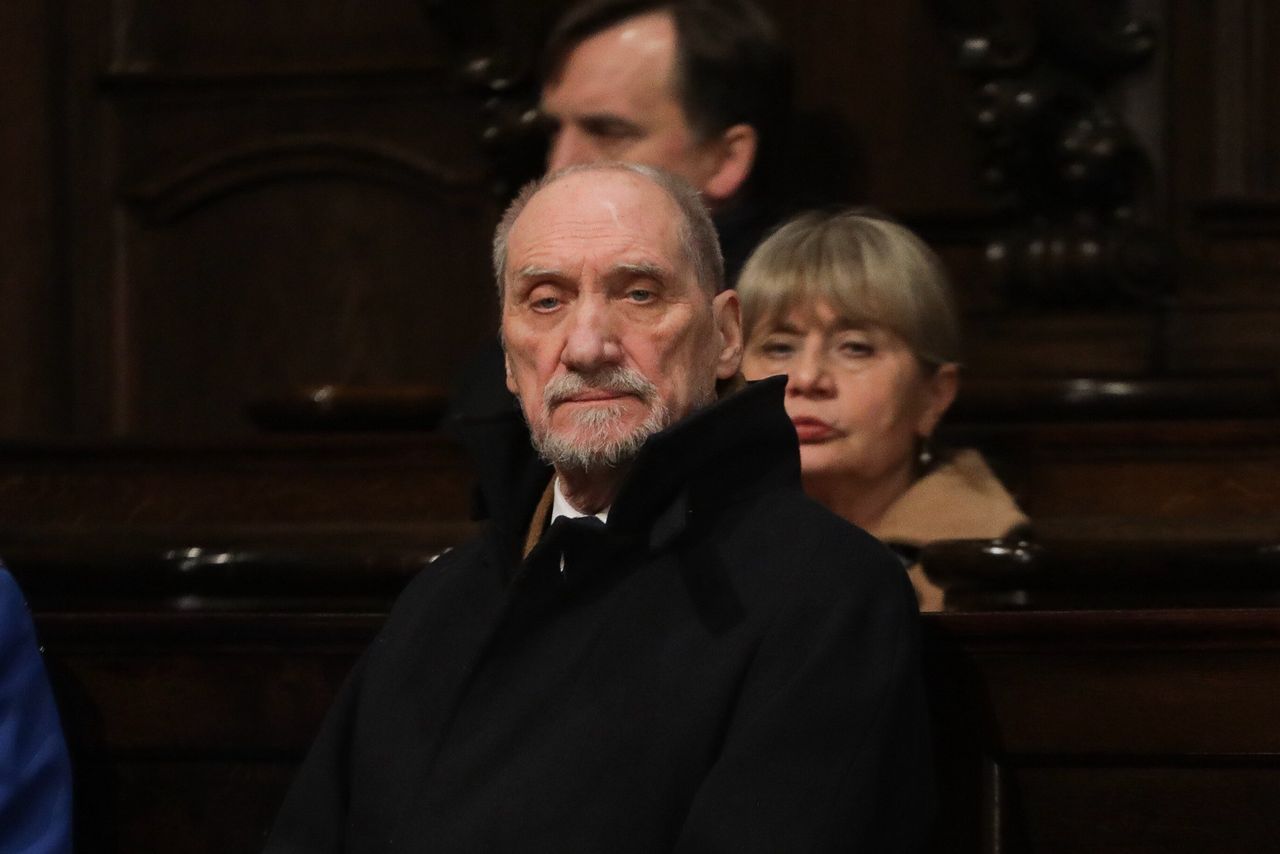"Świat stanął na głowie". Zawrzało po wpisie Macierewicza
