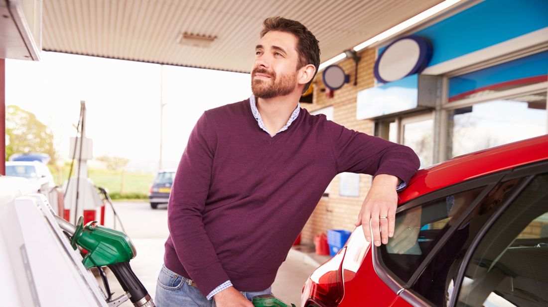 Mężczyzna tankujący samochód