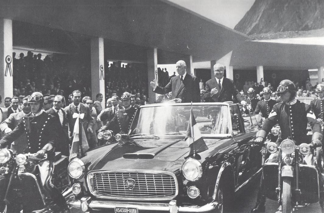 Prezydencka Lancia Flaminia z prezydentem Włoch Giovannim Gronchim na pokładzie, rok 1961