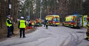 Kierująca potrąciła matkę z 15-letnią córką, które jechały na elektrycznej hulajnodze. Do akcji ratunkowej skierowano śmigłowiec LPR