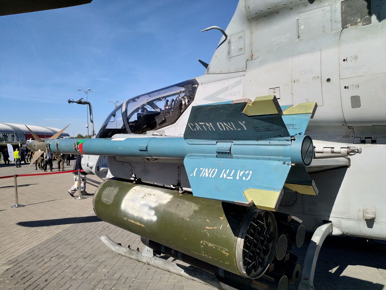 Treningowy AIM-9 Sidewinder na AH-1Z Viper. Brak głowicy bojowej i silnika rakietowego, ale sprawna głowica naprowadzająca.